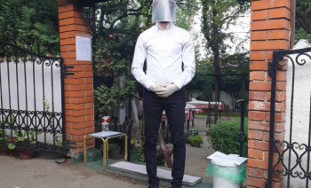 Ovako bi trebalo da izgleda konobar, a evo kako gosti da se ponašaju u kafićima