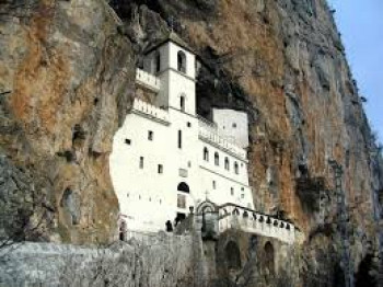 Полиција не дозвољава пролазак вјерницима према манастиру Острог