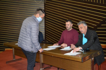 Opština Nevesinje sa prvom grupom studenata potpisala ugovore o stipendiranju