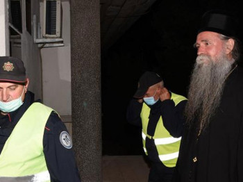 Episkop i sveštenici ostaju u pritvoru