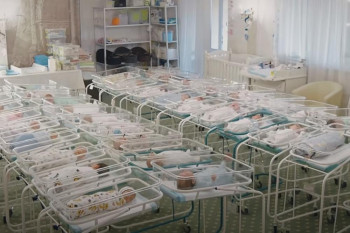 Бебе рођене у украјинској клиници за сурогат мајчинство морају да чекају да се отворе границе