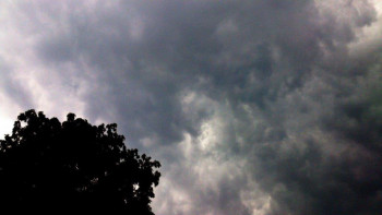 Promjenljivo oblačno, mjestimično moguće padavine