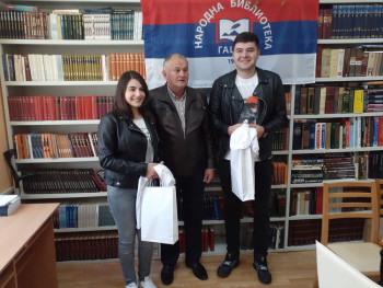 Народна библиотека Гацко угостила ђаке генерације – Стефана и Андреу Ковачевић