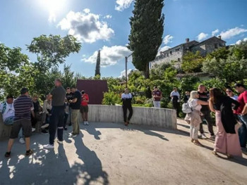 Vjernici nastavljaju odbranu krstionice na Miholjskoj prevlaci 