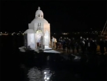 Vjernici čitavu noć branili krstionicu na Miholjskoj prevlaci