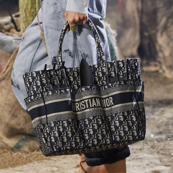 У њој носите „пола свог живота“- велике торбе су хит