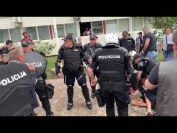 Policija u Budvi demonstrira silu (VIDEO)