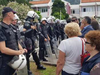 Nove tenzije u Budvi, građani ispred stanice policije (VIDEO)