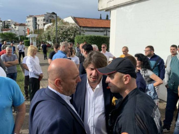 Полицијска опсада зграде Општине Будвa: Улаз забрањен свима (ВИДЕО)