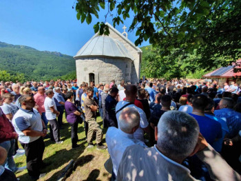 Видовдан у Придворици код Гацка окупио стотине Херцеговаца – СЈЕЋАЊЕ НА СТРАВИЧАН ЗЛОЧИН (ФОТО)