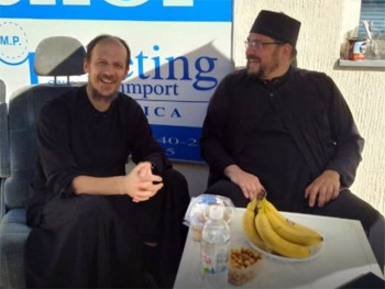 Владика Димитрије посјетио ђакона Дојића који четири дана чека да уђе у Црну Гору