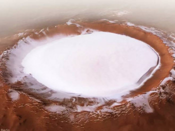 Спектакуларни снимак кратера пуног леда на Марсу (ВИДЕО)