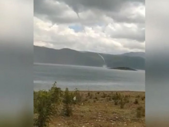 Пијавица над Билећким језером