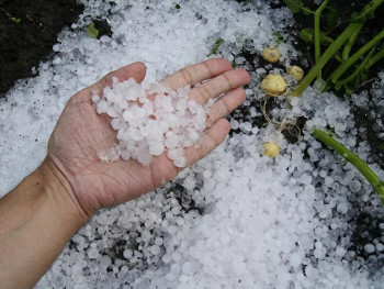 Град опустошио запад Србије - вjетар у Ивањици носио црijепове (ВИДЕО)