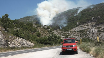 Неколико експлозија у пожару код Требиња