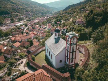 Svetonikolajevski hram sija nad Fočom 