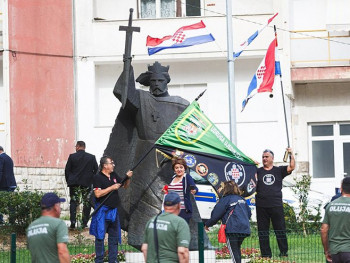Pripadnici HOS-a došli u Knin uz povike 'U boj, u boj!'(FOTO)
