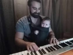 Тата успављује бебу свирањем на клавиру (ВИДЕО)