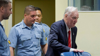 У Хагу се играју са озбиљно болесним генералом, нико не зна како изгледа