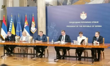 DAN JEDINSTVA, SLOGE I ZASTAVE Vučić i Dodik dogovorili zajednički praznik Srbije i Srpske 