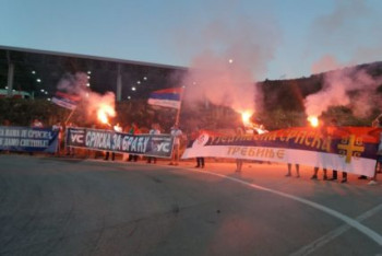 Bakljade i transparenti u znak podrške Srbima u Crnoj Gori