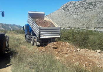 Počeli radovi na međuseoskoj poljskoj putnoj komunikaciji kroz Popovo polje