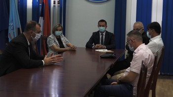 Grad Trebinje osnovcima darivao pamučne maske sa grbom 
