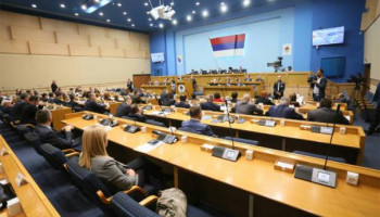 Скупштинска клупа није да се лупа- по народу!