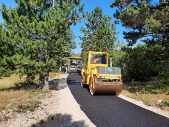 Asfalt stigao između vikendica na Ublima (FOTO)