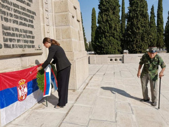 Јовановићева положила вијенце на Српском војничком гробљу на Зејтинлику