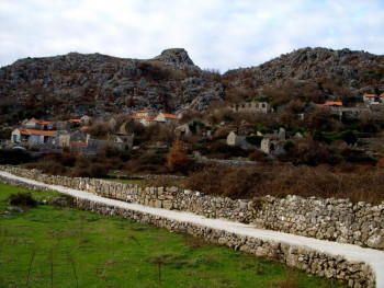 Stanovnici srpskog povratničkog sela Šćenica konačno dobili asfalt