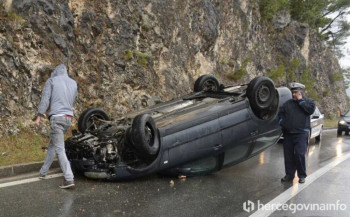 Na ulazu u Mostar se prevrnuo automobil