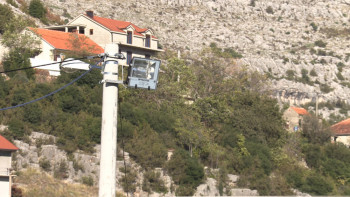 Javna rasvjeta i reflektori postavljeni pored crkve Svete Petke u Mostaćima (FOTO)