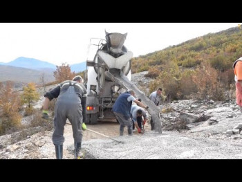 U toku betoniranje kritičnih strana na putevima u MZ Zubci (Video)