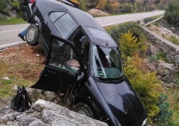 Возило слетјело с пута у Поповом пољу