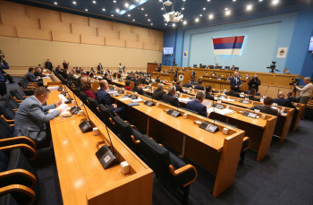 Шест посланика ДНС-а прелази у опозицију у НСРС