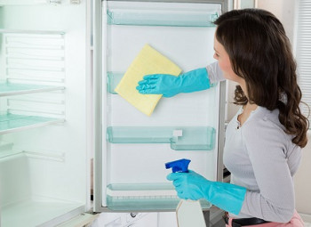 Дубинско чишћење фрижидера је неопходно сваких од три до шест мјесеци