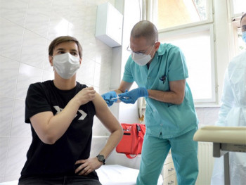 Brnabićeva primila prvu vakcinu u Srbiji, poslije nje vakcinisani Kisić Tepavčević i Kon