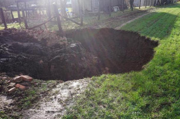 U mjestu nedaleko od Petrinje otvaraju se ogromne rupe