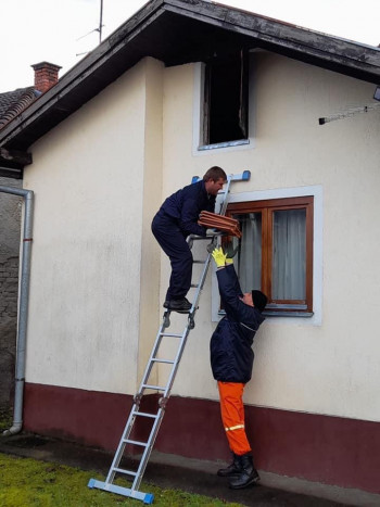 Operativni tim službi zaštite i spasavanja Grada Trebinja  u Kostajnici sprovodi aktivnosti na sanaciji posljedica zemljotresa