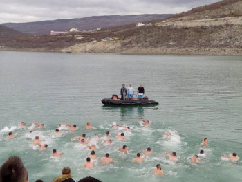 Bogojavljensko plivanje za ČASNI KRST na Bilećkom jezeru