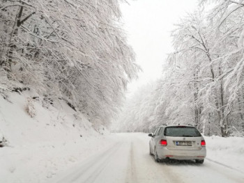 Zbog novih sniježnih padavina otežan saobraćaj