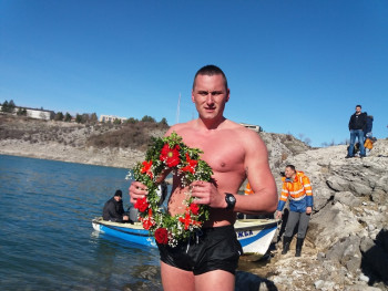 Немања Леро побједник богојављенског пливања за Часни крст у Билећи