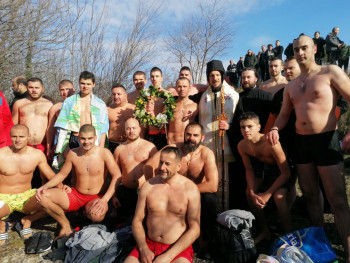 Tradicija se nastavlja- Prvi do Časnog krsta u Neretvi doplivao Davor Sudar