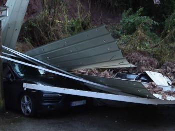 Обрушио се потпорни зид и затрпао пет аутомобила