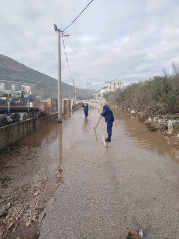 OTKLONJENE POSLJEDICE PADAVINA U ULICI MELENTIJA PEROVIĆA