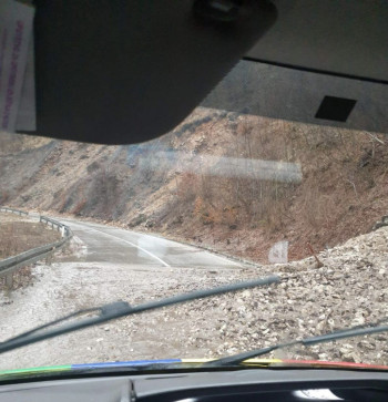 Велики одрон на путу Гацко-Невесиње: Саобраћа се једном траком