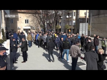 Rodbina pretučenog mladića iz Bileće  protestvovala  ispred Palate pravde u Trebinju(Video)