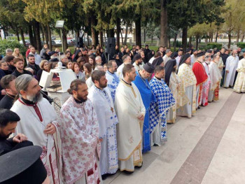 Služeno opijelo episkopu Atanasiju; U toku pogrebna povorka 