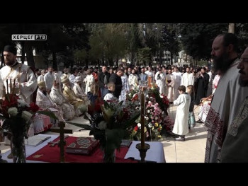 Uz prisustvo brojnih vjernika i zvaničnika sahranjen vladika Atanasije (VIDEO)